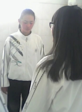 女孩被同学轮流打50多个耳光-不敢反抗3
