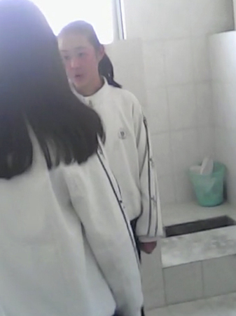 女孩被同学轮流打50多个耳光-不敢反抗2