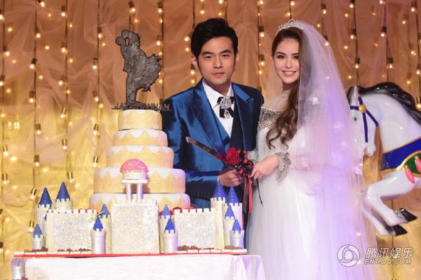 周杰伦婚宴酒店现场曝光 昆凌再抱爱犬走红毯