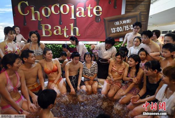 当地时间2015年2月8日，日本神奈川县西南部的旅游胜推出巧克力温泉迎接情人节，游人乐享巧克力浴。1