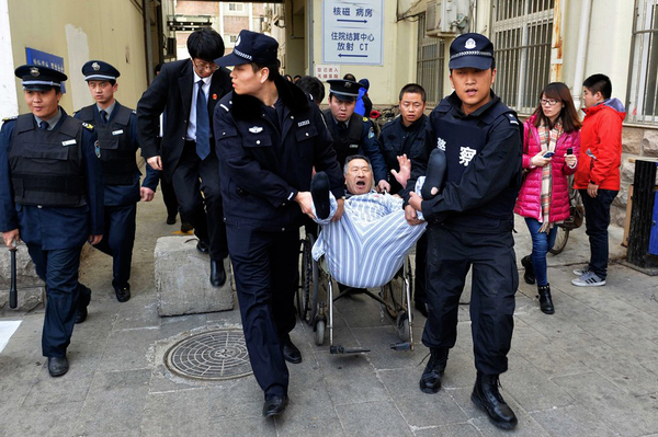 北京一男子铁链锁身赖医院病床近3年-被强执抬走9