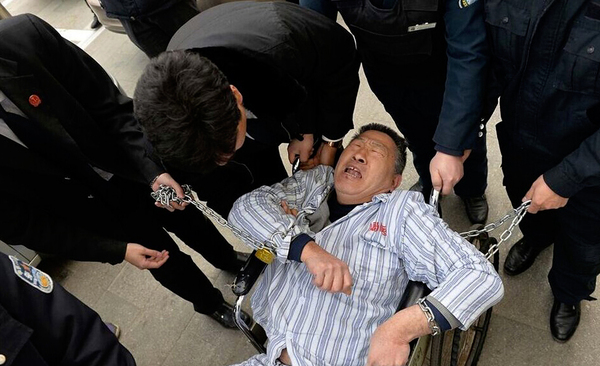 北京一男子铁链锁身赖医院病床近3年-被强执抬走8