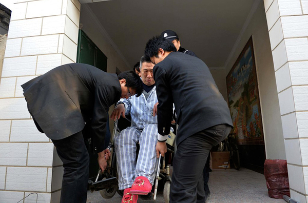 北京一男子铁链锁身赖医院病床近3年-被强执抬走7