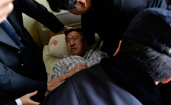 北京一男子铁链锁身赖医院病床近3年-被强执抬走4