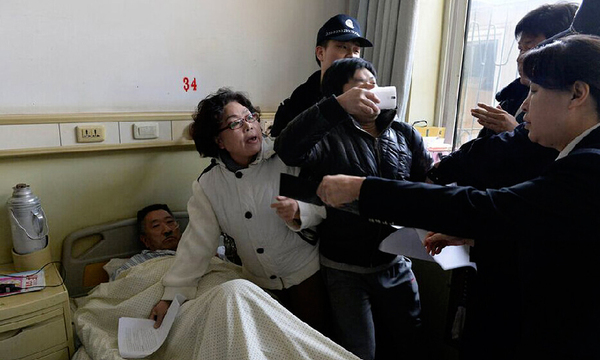 北京一男子铁链锁身赖医院病床近3年-被强执抬走3