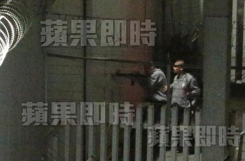 台湾监狱劫持案嫌犯持枪现场。