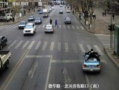 交警遭黑出租顶撞-趴车顶被带1公里后摔下昏迷2