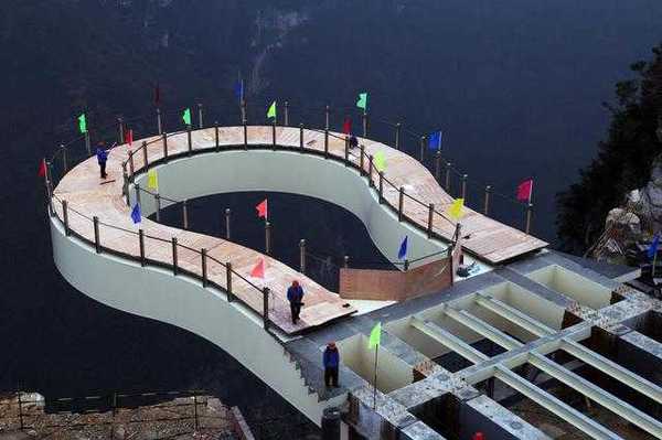 2月11日，重庆云阳龙缸景区悬挑玻璃景观廊桥最后一块玻璃顶推成功，被誉为世界第一悬挑玻璃景观廊桥正式建成，比举世闻名的美国科罗拉多大峡谷玻璃廊桥悬挑还长5米多，将成为重庆旅游一大亮点，预计今年5月对外开放。图为廊桥推举成功。