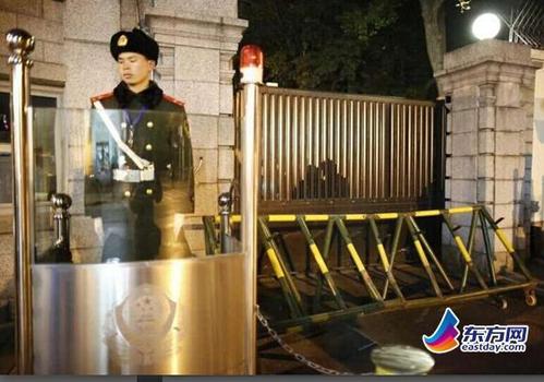 　据悉，肇事车上仅司机刘某一人，已被警方带走调查，其冲撞美领馆大门原因目前不详，警方称其欲强行闯入。