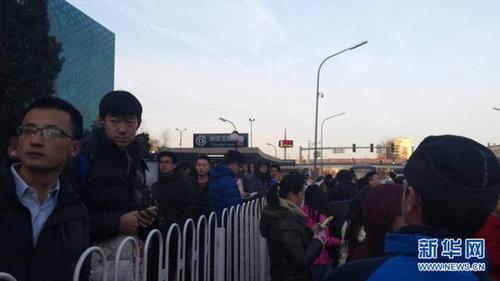 　玉泉路地铁关闭 ,乘客转乘地面公交。（新华网 薛涛摄）