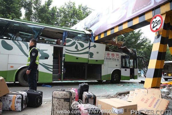 客车被限高架切头1