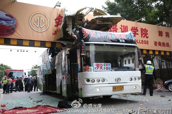 客车被限高架切头2