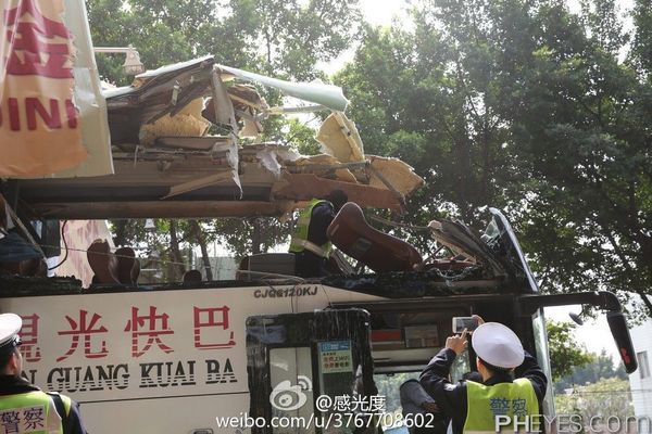 客车被限高架切头3