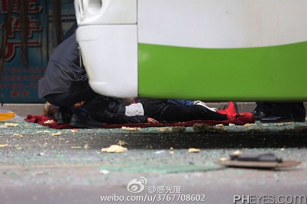 客车被限高架切头5