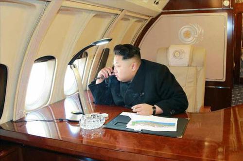 金正恩乘专机视察建设工地座机内部曝光01