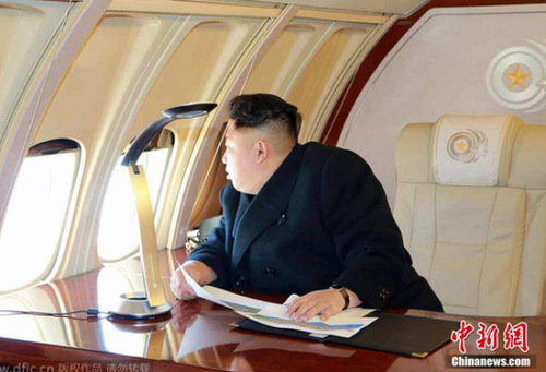 金正恩乘专机视察建设工地座机内部曝光03