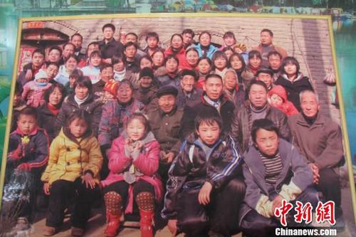平木虎与张新妞的大家庭合影。　朱清　摄