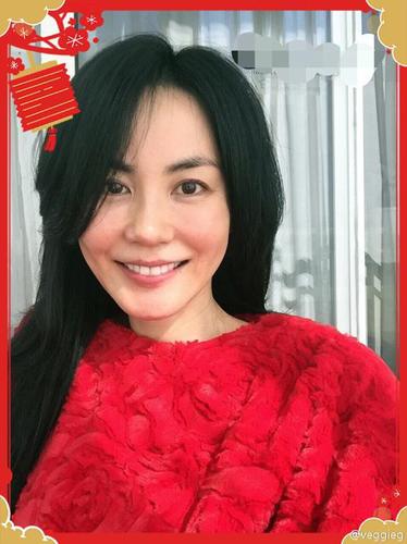 图为王菲晒出的过年照。