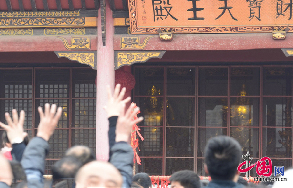 武汉归元寺天降“硬币雨”-工作人员戴头盔清理-2