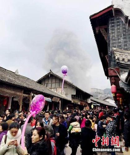 爆炸导致洛带古镇附近的天空中腾起了巨大的”云团“。钟欣 摄