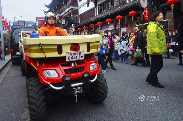 摩托消防车由1人担任驾驶员兼战斗员。