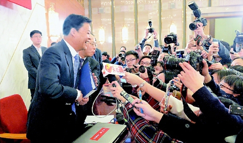 3月2日，全国政协十二届三次会议在人民大会堂一楼新闻发布厅召开新闻发布会。图为发言人吕新华笑答记者问。    本报记者  贾宁  摄