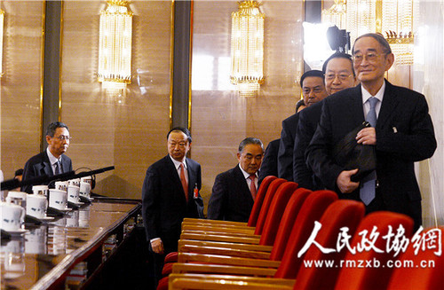 15A图为参加媒体会的发言人步入会场。本报记者  田福良摄