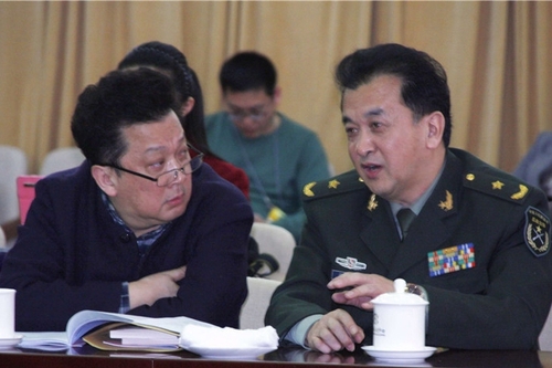 3月6日下午，文艺界郁钧剑委员与黄宏委员在小组讨论会上交流。 记者 孙金诚 摄_副本