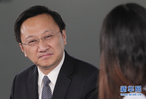 2015年3月6日，全国人大代表、南京市长缪瑞林作客新华网。图为缪瑞林与主持人交流。 新华网 郭 研 摄