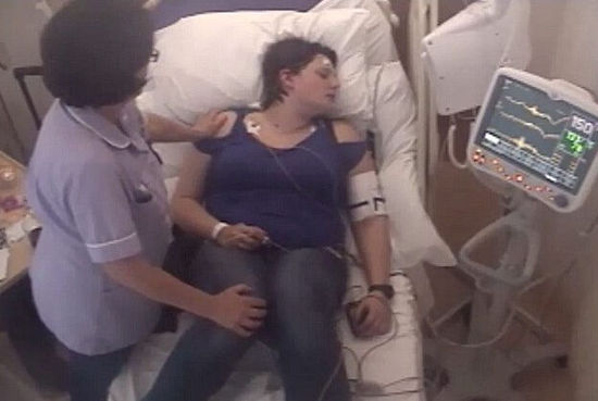 视频截图:发病时,布劳缇干的心跳速率会急剧增加直至心脏骤停,同时血压直线下降,符合临床死亡的标准。(图片来源:《每日邮报》) 视频截图:发病时,布劳缇干的心跳速率会急剧增加直至心脏骤停,同时血压直线下降,符合临床死亡的标准。(图片来源:《每日邮报》)