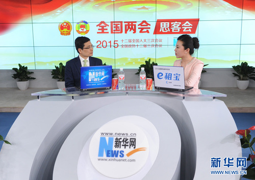 2015年3月7日，全国人大代表，海尔集团轮值总裁周云杰做客新华网访谈间，谈创新创客成为企业发展的新动力。图为周云杰与主持人对话。 新华网 陈竞超 摄