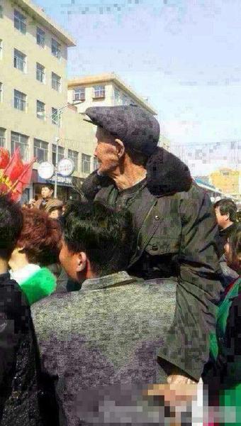 二人背影令人感动