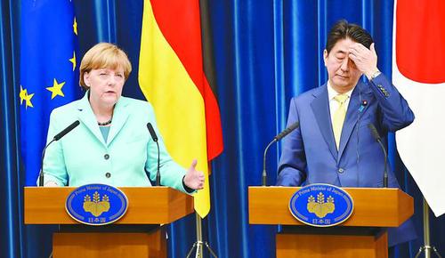 9日傍晚，正在东京访问的德国总理默克尔与日本首相安倍晋三一同出席记者会。(资料图）