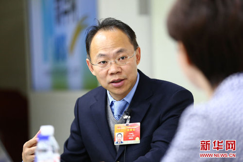 2015年3月11日，第十二届全国人大代表，中国工程院院士，生物芯片北京国家工程研究中心主任，博奥生物集团有限公司总裁程京做客新华会客厅。图为程京解答主持人问题。新华网 贾振 摄