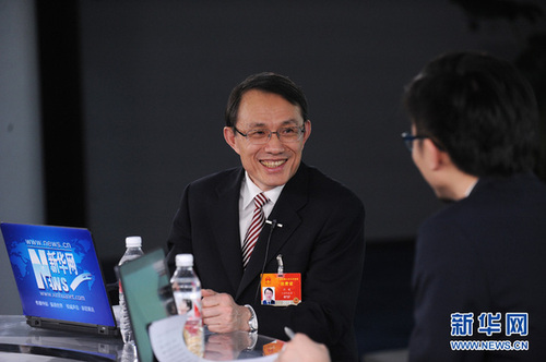 2015年3月12日，全国人大代表、江苏省教育厅厅长沈健做客2015年新华访谈两会特别节目，谈“深化教育领域综合改革，办人民满意教育”话题。图为沈健解答主持人问题。 新华网 陈竞超 摄