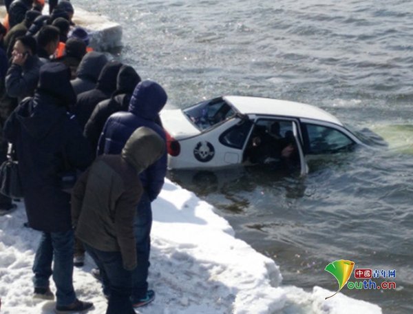 经过紧张的打捞，当日下午，车内已死亡的一男一女拽出后被大家拉到了岸上。经车主父亲辨认，男子是其前一天失联的儿子张某，女子为张某的女朋友。