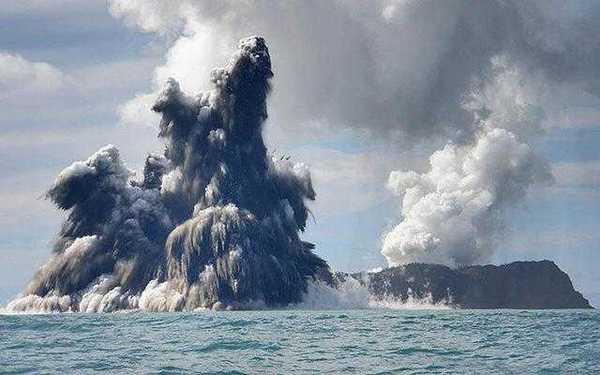 图为摄影师拍摄到的海底火山喷发