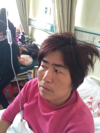 孙以民说，其妻子拦在他前面，和对方有撕扯，妻子被打伤。 孙以民 供图