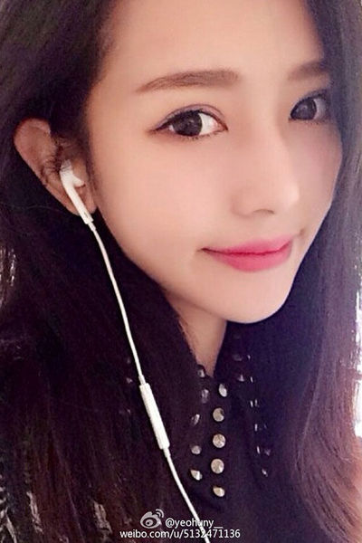 越南最美大学生因神似张靓颖走红网络，其微博介绍为“生活在越南的青岛女孩”，系越南长大。1