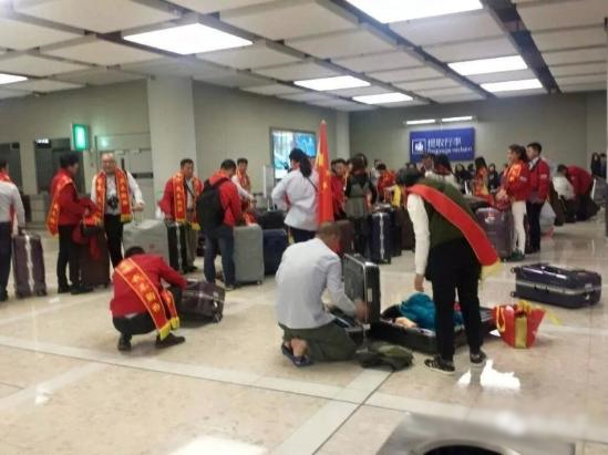 网曝内地游客过境香港挂“我不购物”绶带5