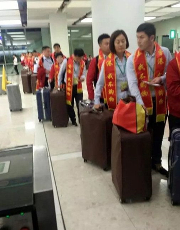网曝内地游客过境香港挂“我不购物”绶带4