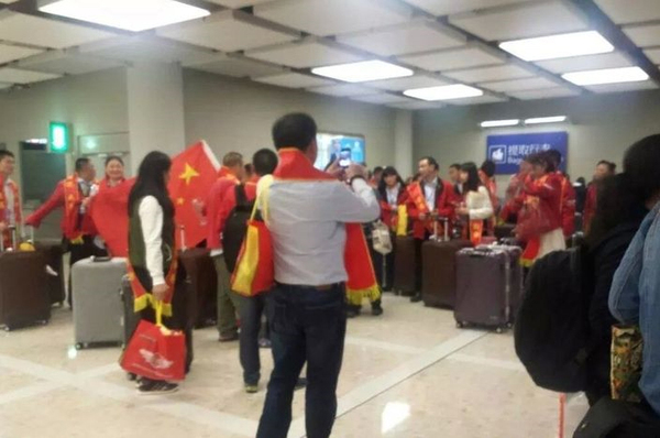 网曝内地游客过境香港挂“我不购物”绶带2