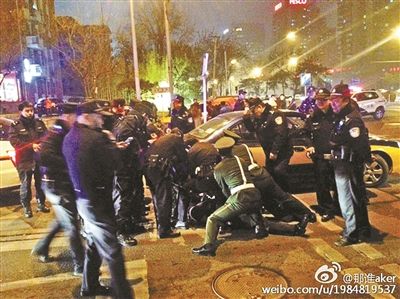 蒙面男子持玩具枪抢劫北京王府井名表店-22分钟被抓2