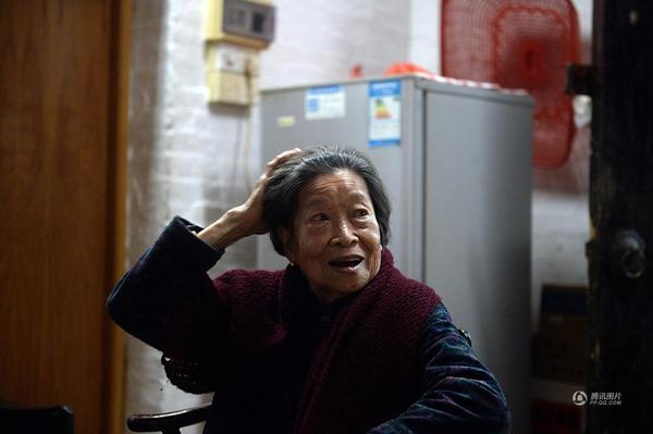 “自梳女”群体的女性，将头发梳起，以示终身不嫁。经济独立是自梳女形成的主因。主要分布于珠三角地区，产生于清后期，辛亥革命后日渐衰落。图为96岁的“自梳女”黄月蓉。京华时报 陶冉 摄