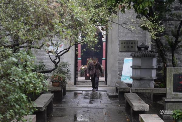 后来，随着时代的发展，自梳女又都回到了家人的身边。到上世纪90年代，冰玉堂已经无人居住，开始逐渐成了自梳女们的会馆、集结点。每天，住在附近的姑婆会到这里来坐坐，和姐妹们聊天、打牌。图为梁洁源独自打理冰玉堂。
