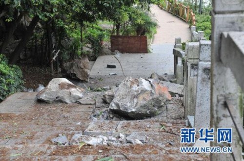 3月19日拍摄的事发地点从山上落下的巨石。新华社发(赵家志 摄)