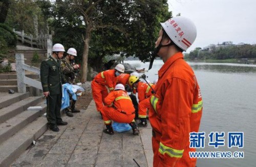 3月19日，消防人员搬运遇难者遗体。新华社发(赵家志 摄)