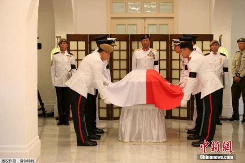 当地时间2015年3月26日，新加坡首都新加坡，李光耀遗体被安置在国会大厦，供民众瞻仰。