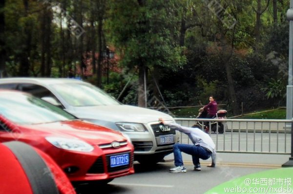 大概站了有1分钟，男子突然侧向防护栏倒下。“看到他头都撞出血来了，但是表情很淡定。”据目击者程先生称，男子从头至尾都没有发出叫喊，也没有跟任何人交流。“应该不是碰瓷，因为他都没有找司机要钱。倒有点像是自残。”