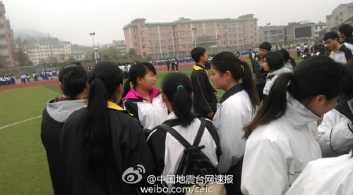 图为贵州黔东南三穗县民族高级中学紧急避难的学生。